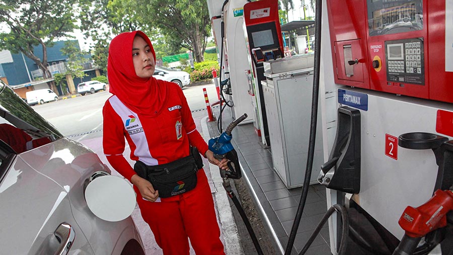 Petugas mengisi BBM jenis Pertamax di SPBU Pertamina Rest Area Tol Tangerang-Jakarta KM 14, Senin (1/4/2024). (Bloomberg Technoz/Andrean Kristianto)