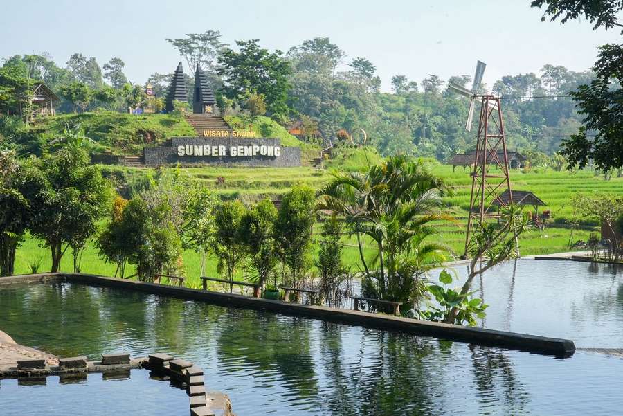 Desa Ketapanrame di Kecamatan Trawas, Kabupaten Mojokerto, Jawa Timur, menunjukkan keberhasilan pemberdayaan berbasis potensi lokal yang mampu mendorong pertumbuhan ekonomi desa secara berkelanjutan.