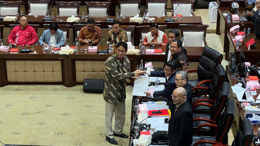 Menteri Keuangan, Purbaya Yudhi Sadewa bersama Ketua Komisi XI DPR RI, Mukhamad Misbakhun dalam rapat kerja di DPR (Bloomberg Technoz/ Mis Fransiska)