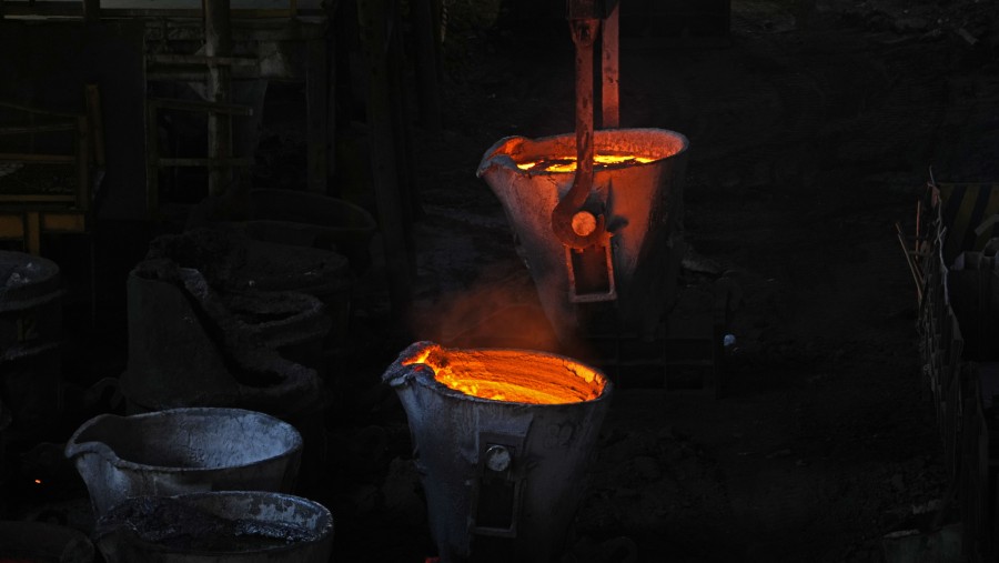 Pengupasan terak konverter di pabrik pengolahan nikel. Fotografer: Dimas Ardian/Bloomberg
