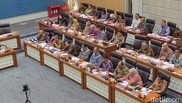 Menteri Perindustrian Agus Gumiwang Kartasasmita di DPR/Foto: Ilyas Fadilah/detikcom