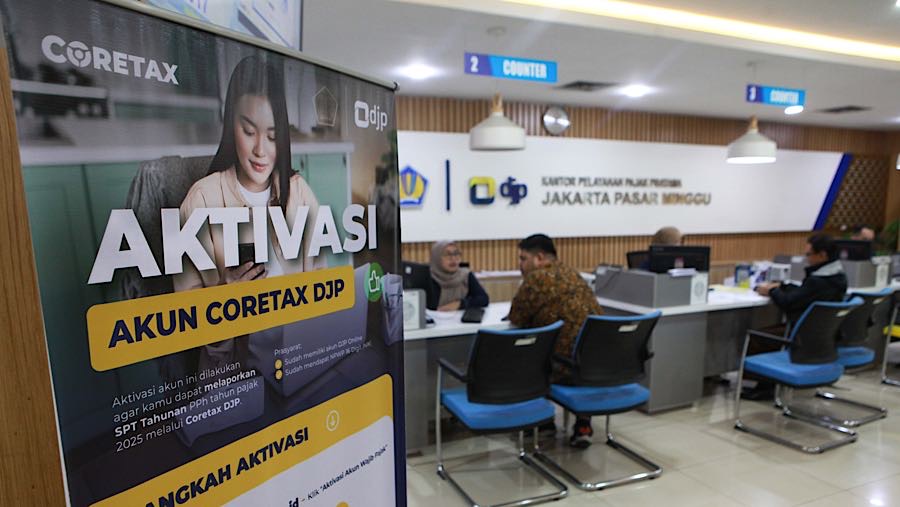 Petugas melayani wajib pajak di KPP Pratama Pasar Minggu, Jakarta, Rabu (14/1/2026). (Bloomberg Technoz/Andrean Kristianto)