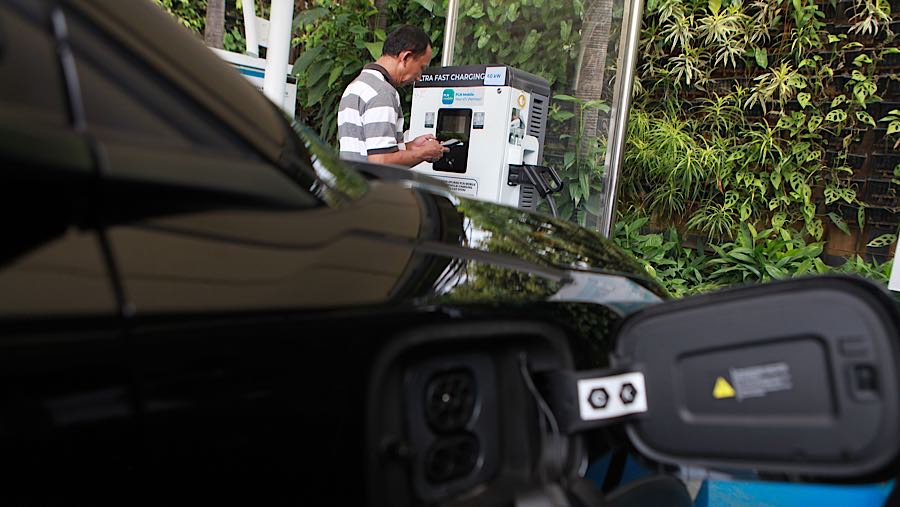 Warga mengisi daya mobil listrik di SPKLU Gambir, Jakarta, Kamis (23/4/2026). (Bloomberg Technoz/Andrean Kristianto)
