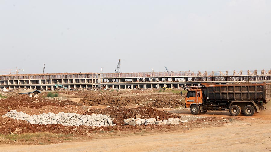 Truk proyek melintas dipembangunan kawasan PIK 2, Tangerang, Rabu, (2/8/2023). (Bloomberg Technoz/ Andrean Kristianto)
