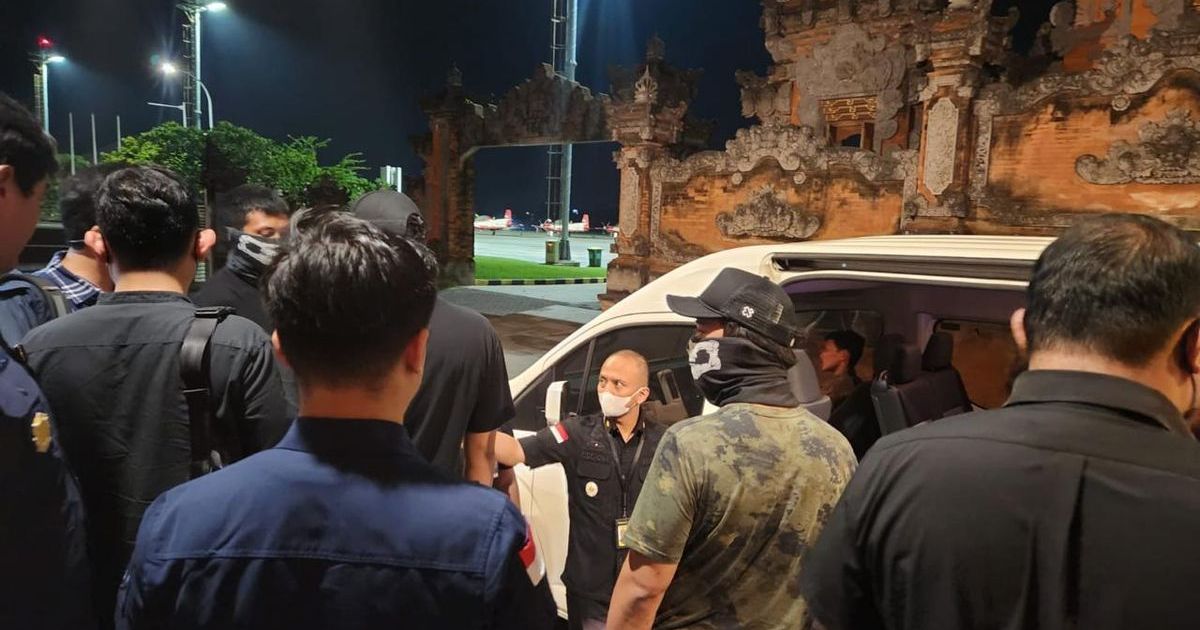 Warga Negara Australia buronan interpol saat diamankan di Bandara Internasional I Gusti Ngurah Rai, pada Sabtu (6/6/2026). (DOKUMENTASI IMIGRASI NGURAH RAI)