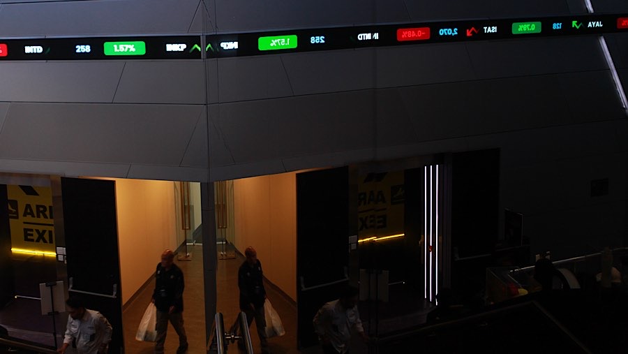 Karyawan di depan layar pergerakan harga saham (IHSG) di Bursa Efek Indonesia (BEI), Jumat (22/5/2026). (Bloomberg Technoz/Andrean Kristianto)