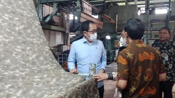 Wakil Menteri Perindustrian Faisol Riza (baju biru) saat berkunjung ke pabrik tekstil di Bandung./Foto: Istimewa