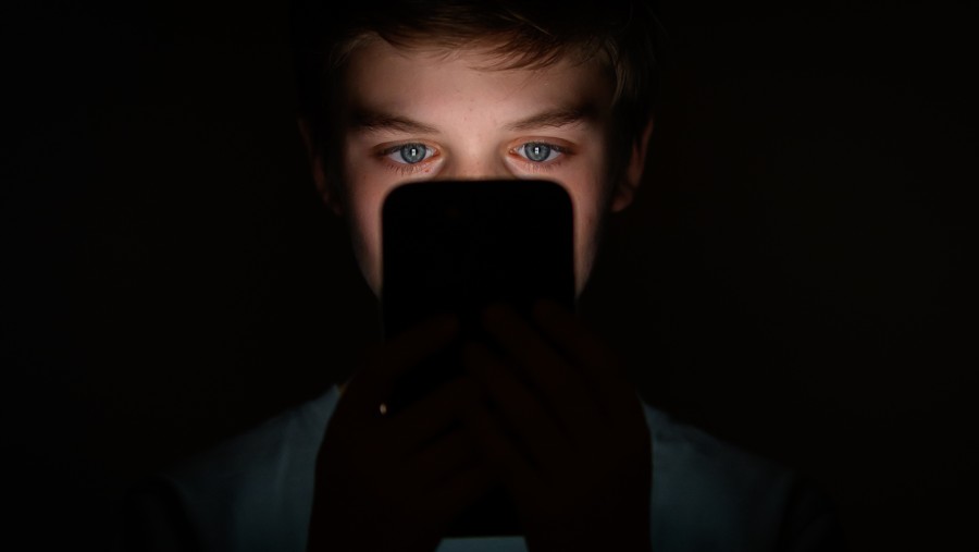 Candu menghabiskan waktu di media sosial (medsos), anak jadi ketagihan pegang HP. (Bloomberg)