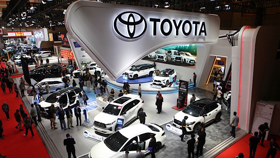 Booth Toyota saat gelaran IIMS 2026 di JIExpo, Jakarta, Kamis (5/2/2026). (Bloomberg Technoz/Andrean Kristianto)