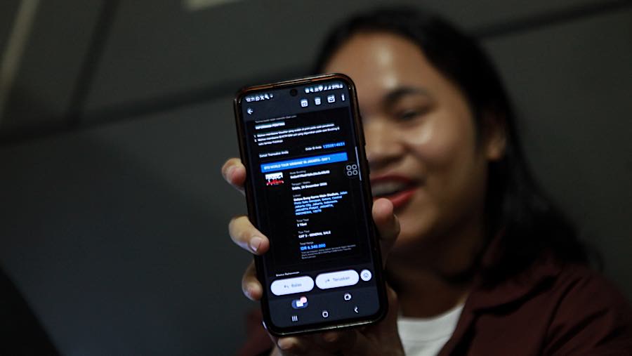 Penggemar BTS (ARMY) melakukan War Ticket/ berburu tiket konser BTS di Sentinel Cyber Arena, Jakarta, Kamis (10/6/2026). (Bloomberg Technoz/Andrean K)