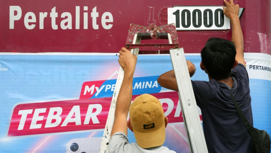 Banderol harga Pertalite di SPBU Pertamine./Bloomberg-Dimas Ardian