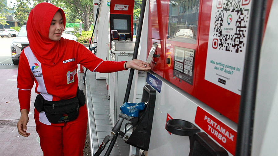 Petugas mengisi BBM jenis Pertamax di SPBU Pertamina Rest Area Tol Tangerang-Jakarta KM 14, Senin (1/4/2024). (Bloomberg Technoz/Andrean Kristianto)