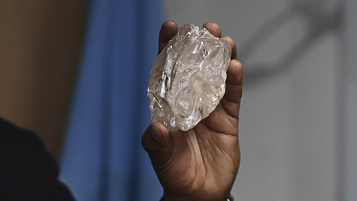 Foto: Seseorang memegang berlian seberat 2.492 karat yang ditemukan di negara itu dan dipamerkan di Gaborone, Botswana, Kamis (22/8/2024). (AP Photo)