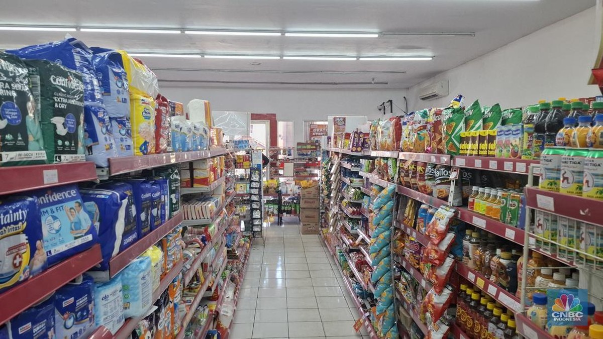 Foto: Kondisi peritel modern tampak lengang masih berjalan normal dan tidak ada fenomena panic buying. (CNBC Indonesia/Chandra Dwi Pranata)
