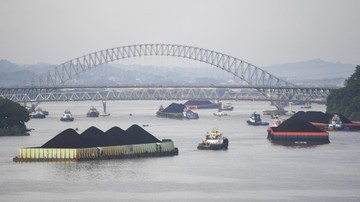 Sejumlah kapal tongkang pengangkut batu bara melintas di Sungai Mahakam, Samarinda, Kalimantan Timur, Selasa (20/1/2026)./Foto: ANTARA FOTO/M RISYAL HIDAYAT