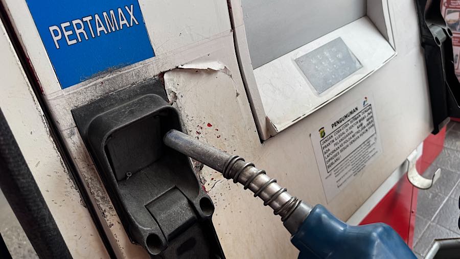 Pengendara mengisi bbm Pertamax di SPBU Pertamina, Jakarta, Rabu (10/6/2026). (Bloomberg Technoz/Andrean Kristianto)