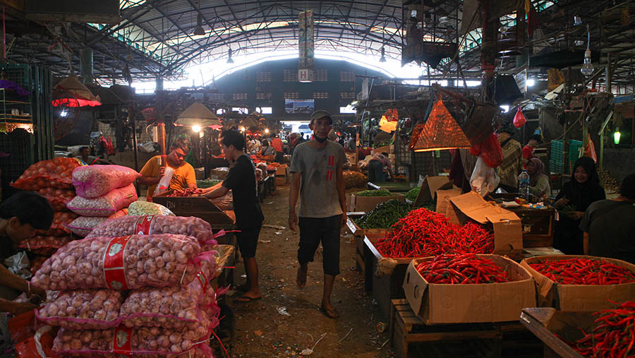 Suasana Pasar Induk Kramat Jati, Jakarta, Kamis (16/3/2023). (Bloomberg Technoz/ Andrean Kristianto)