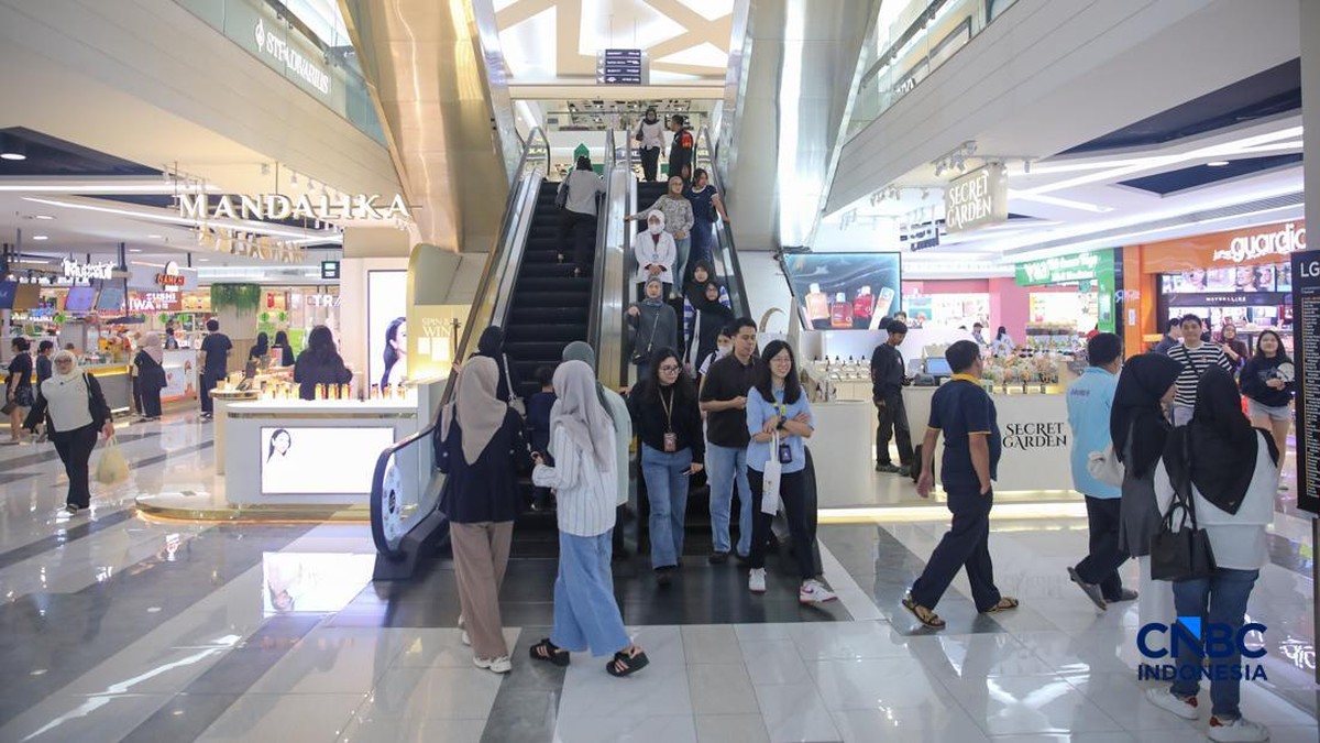 Foto: Pengunjung melihat produk yang dijual pada salah satu tenan di Pusat Perbelanjaan Kota Kasablanka, Jakarta, Kamis (26/3/2026). (CNBC Indonesia/Faisal Rahman)