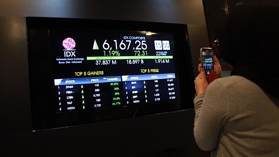 Karyawan memfoto layar pergerakan harga saham (IHSG) di Bursa Efek Indonesia (BEI), Jumat (22/5/2026). (Bloomberg Technoz/Andrean Kristianto)