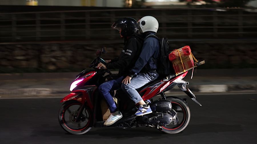 Ilustrasi pengendara sepeda motor. (Bloomberg Technoz/Andrean Kristianto)