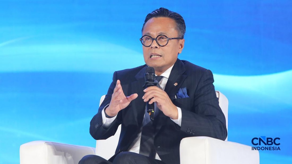 Foto: Chief Operating Officer (COO) Badan Pengelola Investasi (BPI) Danantara, Dony Oskaria saat menyampaikan paparan dalam acara Economic Outlook 2026 bertema “Consolidating Growth, Accelerating the Transformation” di Hotel Indonesia Kempinski, Jakarta, Selasa (10/2/2026). (CNBC Indonesia/Faisal Rahman)
