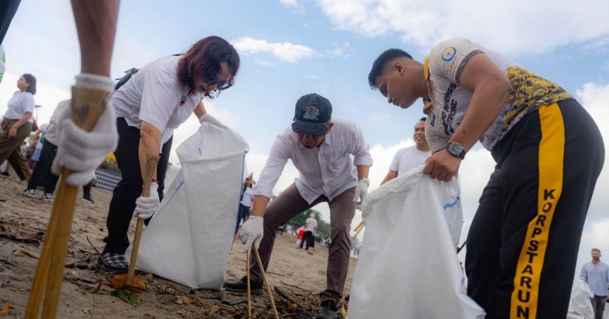 DANA dan Kementerian Kelautan dan Perikanan (KKP) menggelar kegiatan konservasi wilayah pesisir pantai di Pantai Petitenget, Bali. foto: DANA