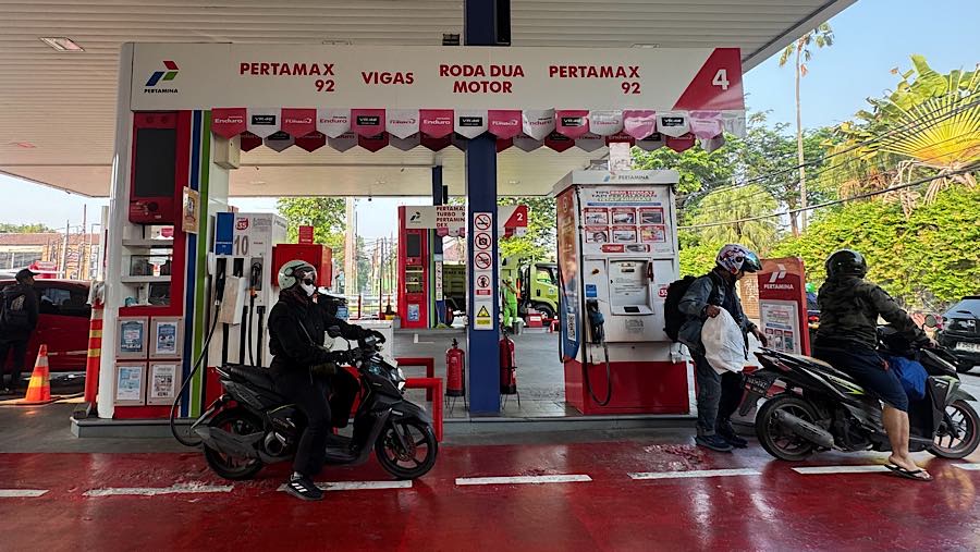 Pengendara mengantre mengisi bbm Pertamax di SPBU Pertamina, Jakarta, Rabu (10/6/2026). (Bloomberg Technoz/Andrean Kristianto)