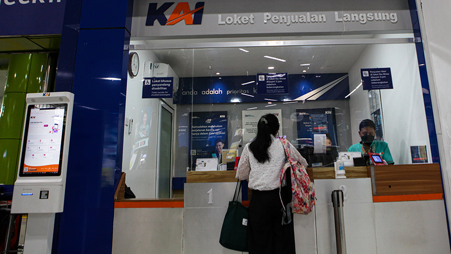 Suasana penumpang kereta api jarak jauh di Stasiun Gambir, Jakarta, Senin, (27/2/2023). (Bloomberg Technoz/ Andrean Kristianto)