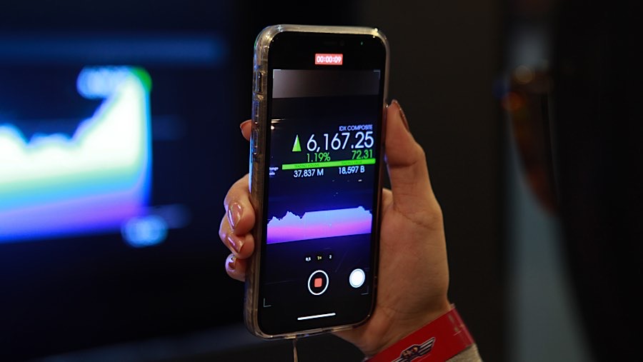 Karyawan memfoto layar pergerakan harga saham (IHSG) di Bursa Efek Indonesia (BEI), Jumat (22/5/2026). (Bloomberg Technoz/Andrean Kristianto)