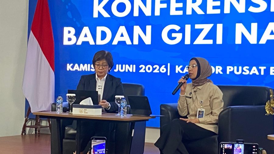 Wakil Kepala BGN, Agustina Arumsari (kiri) & Kepala Biro Hukum dan Humas BGN, Khairul Hidayati (kanan), di Gedung BGN. (Sumber: DC/Bloomberg Technoz)