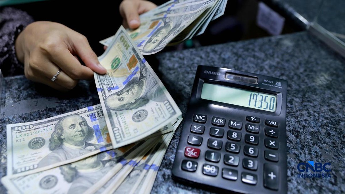 Foto: Karyawan menghitung uang pecahan dolar Amerika Serikat (AS) di gerai penukaran mata uang asing, Jakarta, Jumat (24/4/2026). (CNBC Indonesia/Muhammad Sabki)