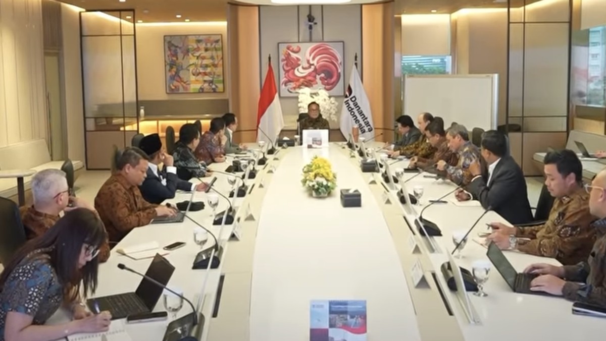 Foto: Kepala BP BUMN sekaligus COO Danantara Indonesia, Dony Oskaria, menggelar rapat bersama Komisaris Utama dan Direktur Utama Himbara, Senin (15/6/2026). (Tangkapan Layar Instagram)