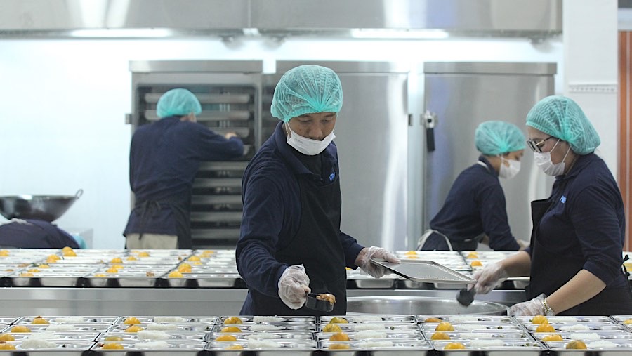 Petugas menyiapkan paket makanan bergizi gratis (MBG) di SPPG Pamerah, Jakarta, Senin (6/1/2025). (Bloomberg Technoz/Andrean Kristianto)