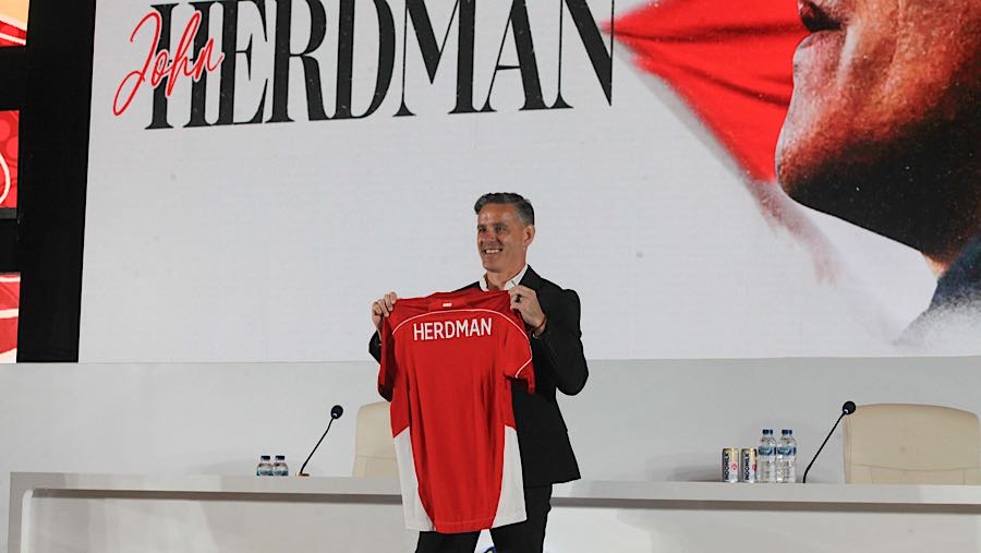 Pelatih Timnas Indonesia, John Herdman menunjukkan jersey bertuliskan namanya di Jakarta, Selasa (13/1/2026). (Bloomberg Technoz/Andrean Kristianto)