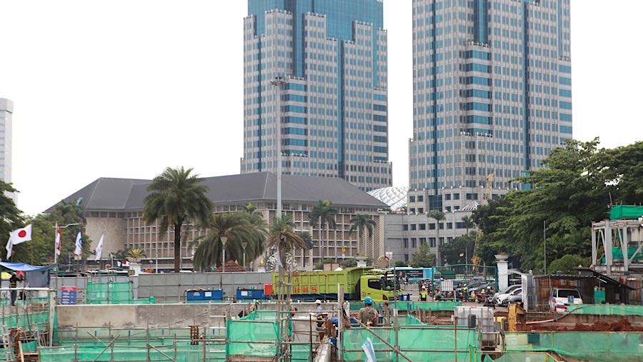 Pekerja menyelesaikan pekerjaan di proyek MRT Fase 2A CP 201 di Jakarta, Kamis (15/1/2026). (Bloomberg Technoz/Andrean Kristianto)