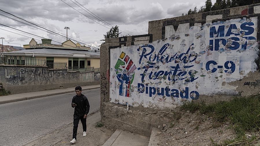Sebuah mural kampanye terpampang di sebuah dinding di La Paz, Bolivia, Rabu (12/11/2025). (Marcelo Perez Del Carpio/Bloomberg)