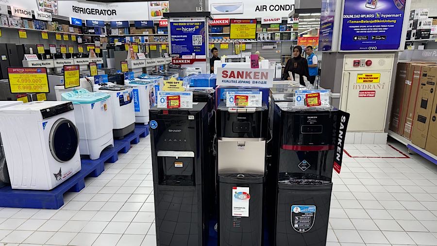 Pengunjung melihat produk elektronik di salah satu gerai ritel modern Jakarta, Selasa (12/5/2026). (Bloomberg Technoz/Andrean Kristianto)