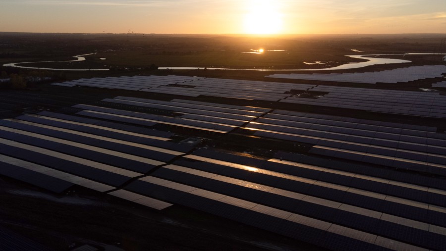 Penerapan perusahaan teknologi untuk menghasilkan energi bersih dan dukung iklim hijau, termasuk pembangunan proyek panel surya. (Bloomberg)