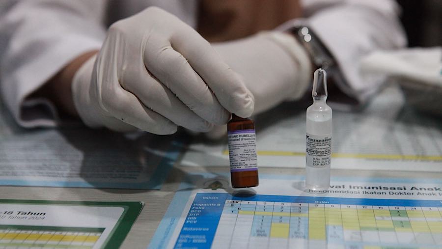 Dokter bersiap menyuntikkan vaksin campak Measles-Rubella (MR) di Rumah Vaksinasi Pusat, Jakarta, Kamis (12/3/2026). (Bloomberg Technoz/Andrean K)