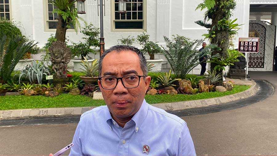 Menteri Pendidikan Tinggi Sains dan Teknologi, Brian Yuliarto usai rapat terbatas di Istana (11/2/2026). (Bloomberg Technoz/Dovana Hasiana)