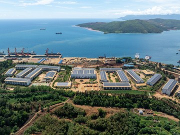 Panel tenaga surya terpasang di atap Living quarter Harita Nickel, di Pulau Obi, Halmahera Selatan, Maluku Utara. Foto: dok. Harita Nickel