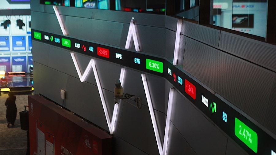 Karyawan di depan layar pergerakan harga saham (IHSG) di Bursa Efek Indonesia (BEI), Jumat (22/5/2026). (Bloomberg Technoz/Andrean Kristianto)