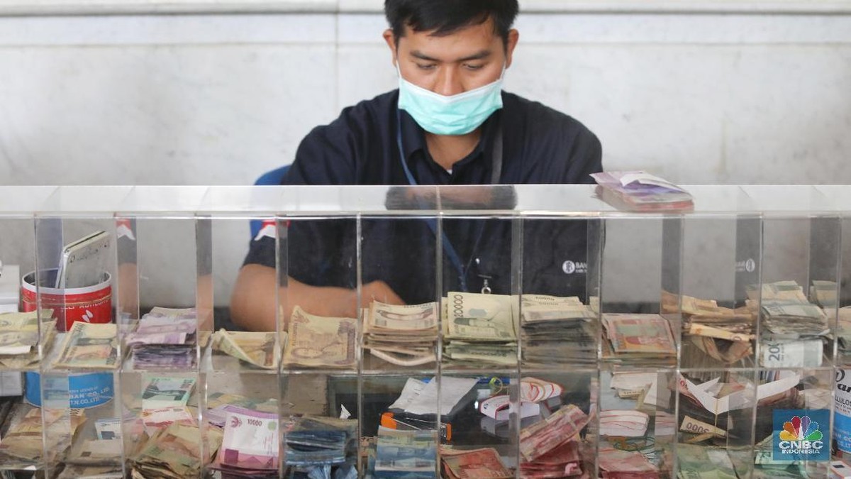 Foto: Petugas penukaran uang lama melayani nasabah di kantor Pusat Bank Indonesia, Jakarta, Kamis, (27/12/2018). Bank Indonesia (BI) memberikan waktu kepada masyarakat untuk menukarkan empat pecahan uang kertas tahun emisi 1998 dan 1999 hingga 30 Desember 2018. (CNBC Indonesia/Andrean Kristianto)