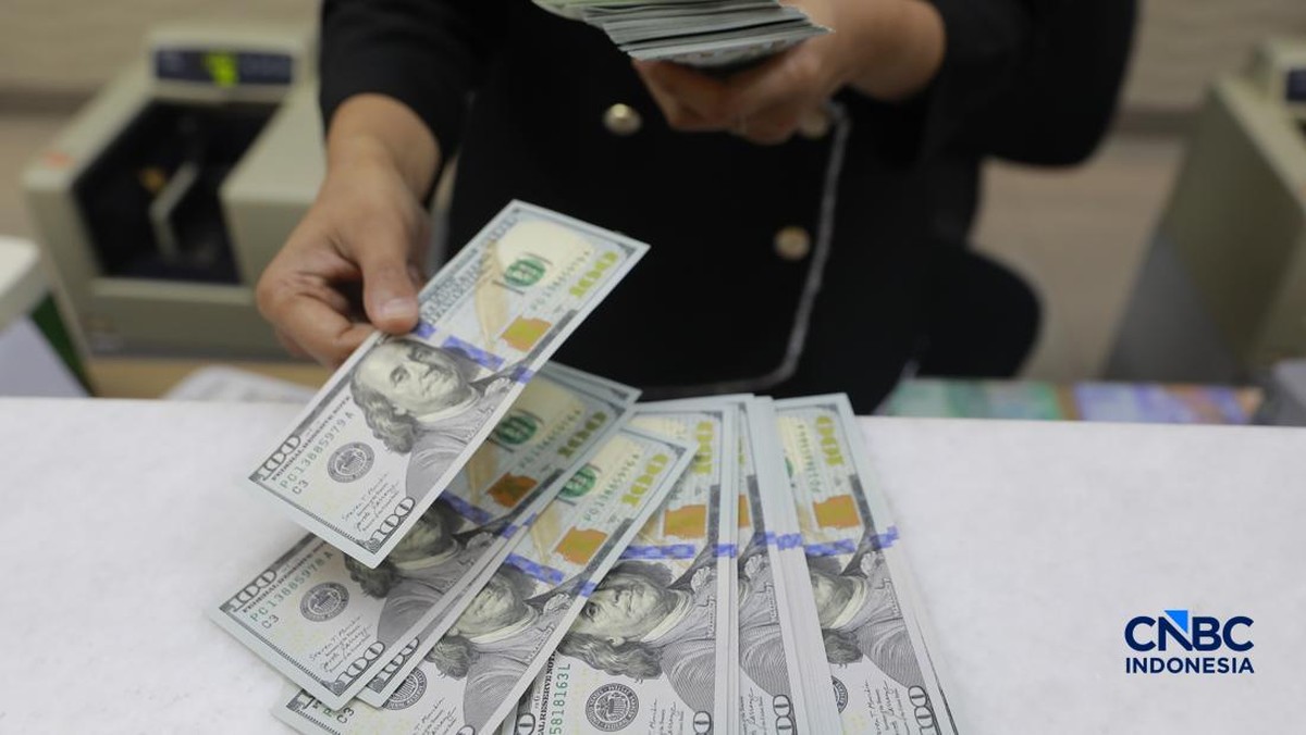 Foto: Pengunjung menukar uang di tempat penukaran uang di Money Changer Ayu Masagung kawasan Kwitang, Jakarta, Rabu, (3/6/2026). Nilai tukar rupiah kembali tertekan hingga menembus level Rp17.926 per dolar Amerika Serikat (AS) hari ini. (CNBC Indonesia/Muhammad Sabki)