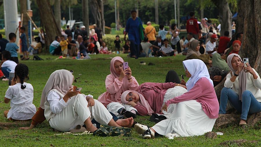 Pengunjung beraktifitas di kawasan Monas, Jakarta, Kamis (1/1/2026). (Bloomberg Technoz/Andrean Kristianto)