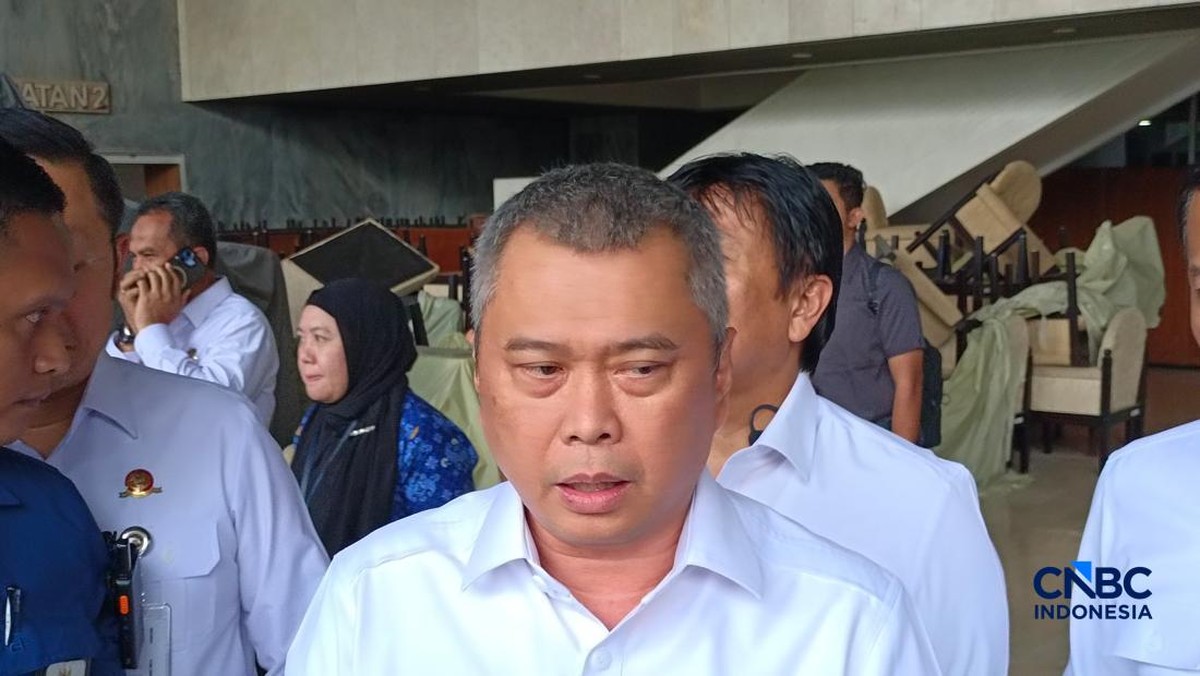 Foto: Menteri Perhubungan (Menhub) Dudy Purwaghandi saat ditemui di Kompleks Parlemen, Jakarta, Kamis (4/6/2026). (CNBC Indonesia/Martyasari Rizky)