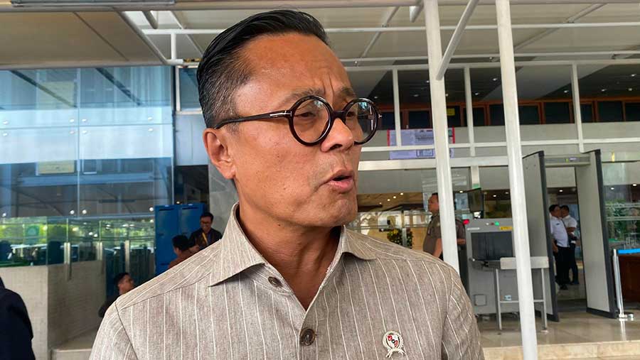 Plt Menteri BUMN, Dony Oskaria saat ditemui di Gedung DPR, Jakarta, Rabu (24/9/2025). (Bloomberg Technoz/Dovana Hasiana)