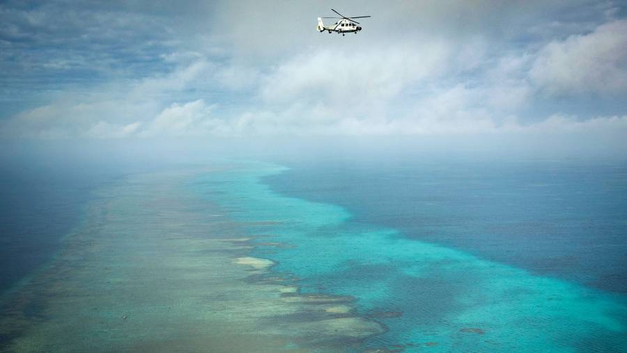 Helikopter Angkatan Laut China terbang di atas Scarborough Shoal di Laut China Selatan (LCS). (Ezra Acayan/Getty Images/Bloomberg)