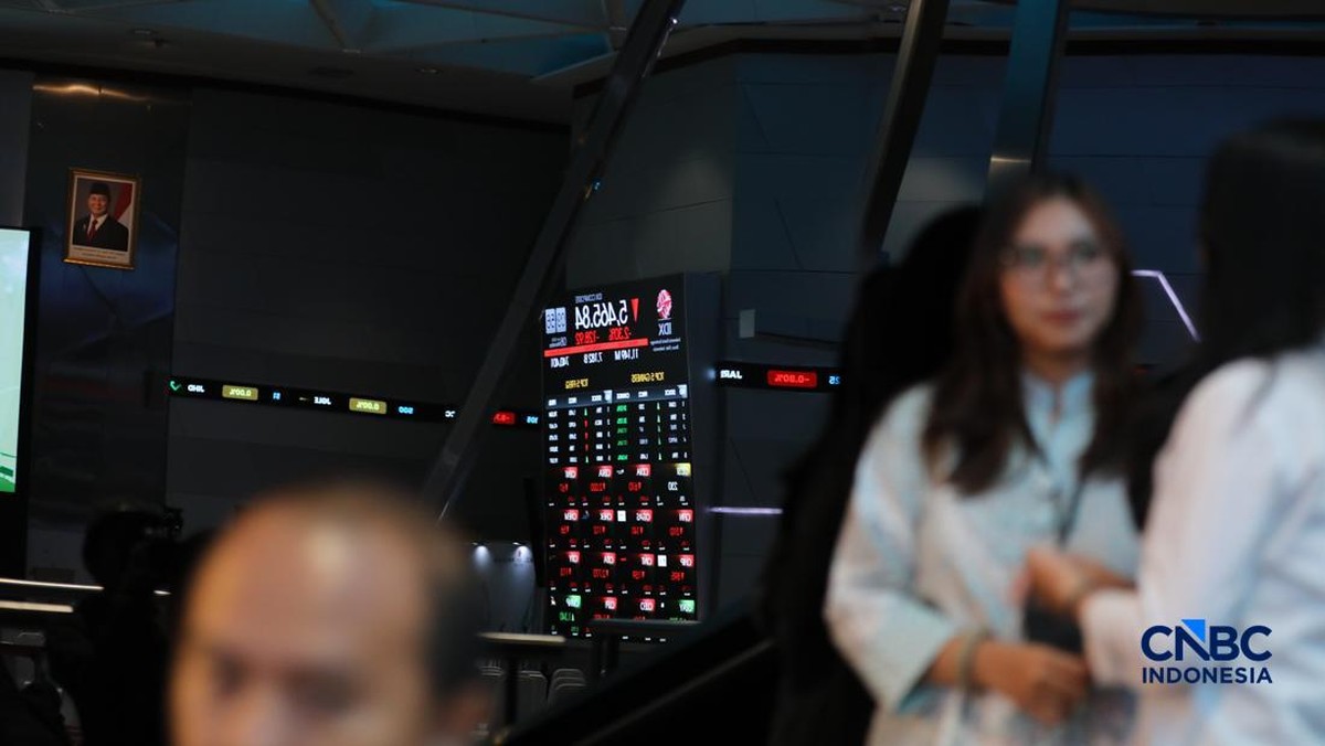 Foto: Layar menampilkan pergerakan Indeks Harga Saham Gabungan (IHSG) di gedung Bursa Efek Indonesia (BEI), Jakarta, Senin (8/6/2026). (CNBC Indonesia/Tri Susilo)