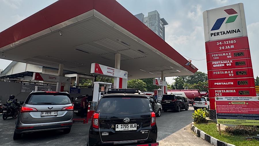 Pengendara mengantre mengisi bbm di SPBU Pertamina, Jakarta, Rabu (10/6/2026). (Bloomberg Technoz/Andrean Kristianto)